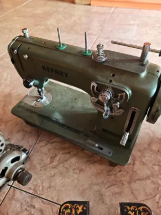 Máquina de coser antigua y motor