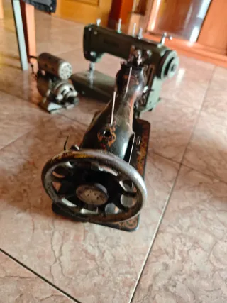 Máquina de coser antigua y motor