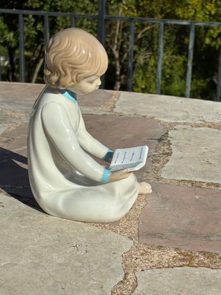 Figura Lladró Nao Aprendiendo a leer