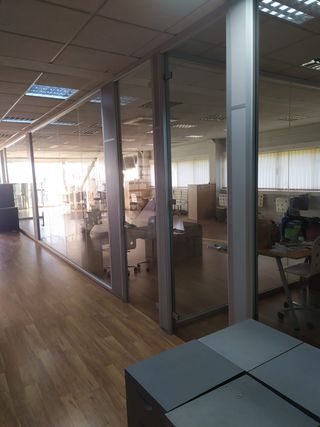 Mamparas de cristal.  Puertas y estructuras.