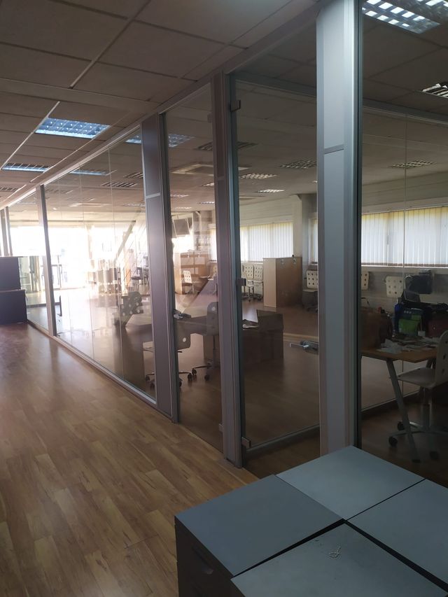 Mamparas de cristal.  Puertas y estructuras.