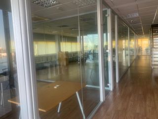 Mamparas de cristal.  Puertas y estructuras.