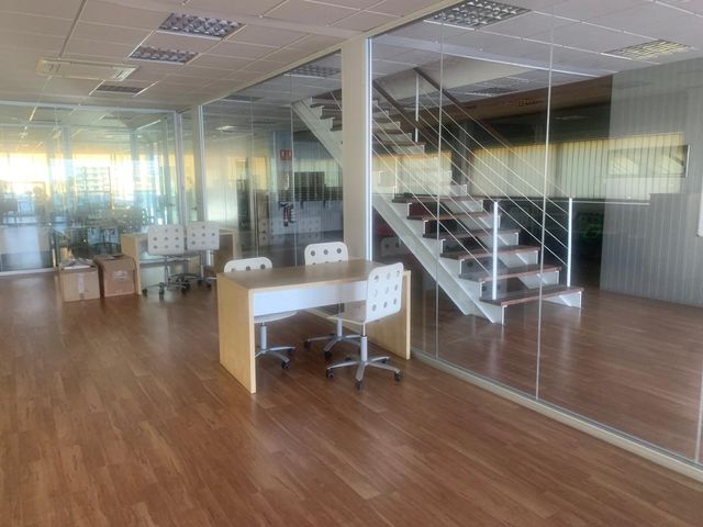 Mamparas de cristal.  Puertas y estructuras.