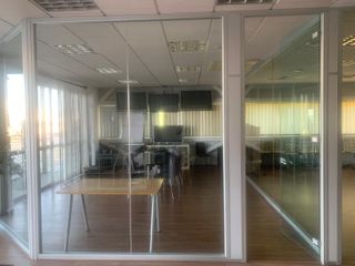 Mamparas de cristal.  Puertas y estructuras.