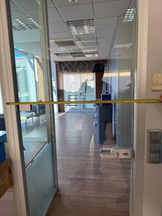 Mamparas de cristal.  Puertas y estructuras.