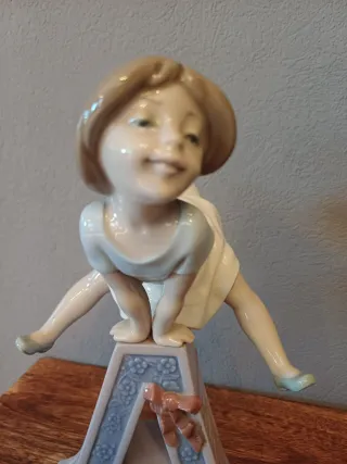 Figura Lladró Niña Escuela Porcelana letra A.
