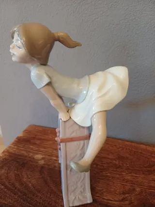 Figura Lladró Niña Escuela Porcelana letra A.