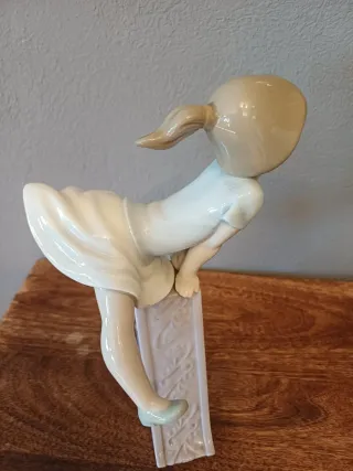 Figura Lladró Niña Escuela Porcelana letra A.