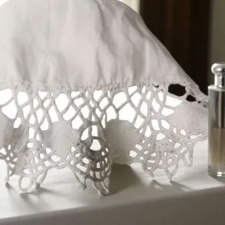 Capa de tocador antigua algodón blanco y crochet