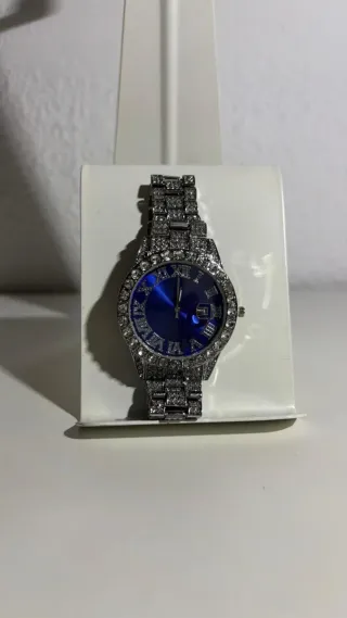 Reloj de diamantes azul y plateado