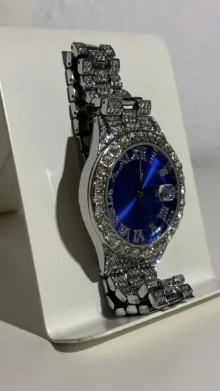 Reloj de diamantes azul y plateado