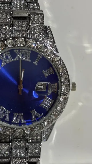 Reloj de diamantes azul y plateado