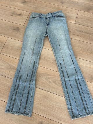 Vaqueros DKNY azules con tachuelas