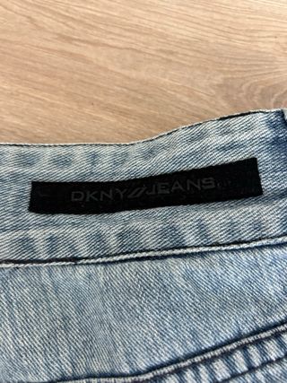 Vaqueros DKNY azules con tachuelas