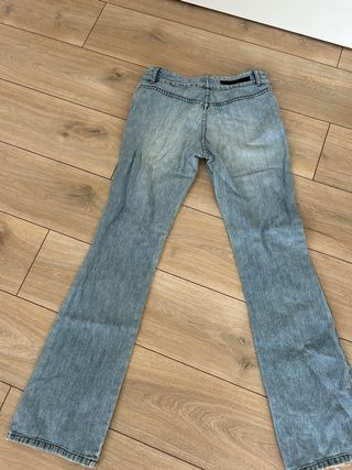 Vaqueros DKNY azules con tachuelas