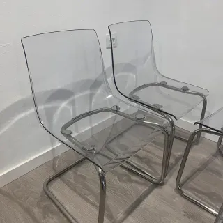 Due sedie trasparenti