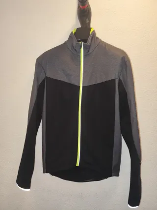 Chaqueta ciclismo gris y negra