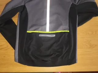 Chaqueta ciclismo gris y negra