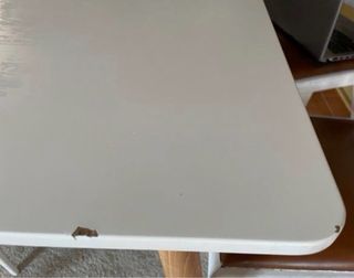 Mesa de madera lisa y elegante