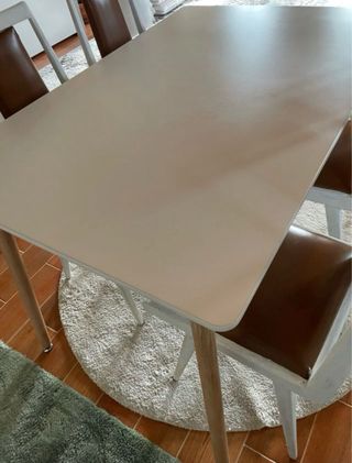 Mesa de madera lisa y elegante