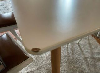 Mesa de madera lisa y elegante