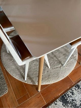 Mesa de madera lisa y elegante