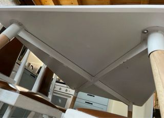 Mesa de madera lisa y elegante