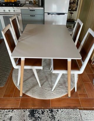 Mesa de madera lisa y elegante