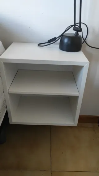 Mesita de noche blanca de madera