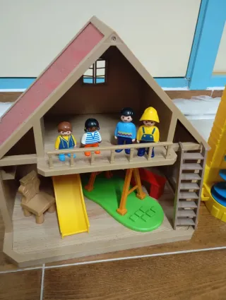 Casita de juguete con figuras