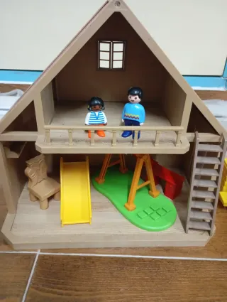 Casita de juguete con figuras