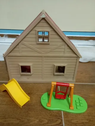 Casita de juguete con figuras