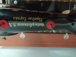 Máquina de coser SIGMA con mueble de madera