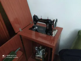 Máquina de coser SIGMA con mueble de madera