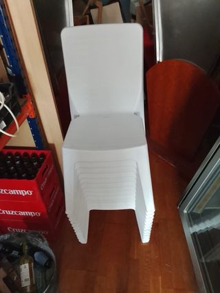 Silla blanca de plástico