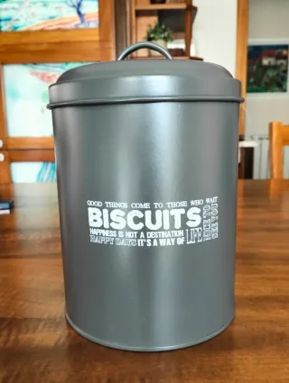 Porta biscotti in metallo grigio antracite.