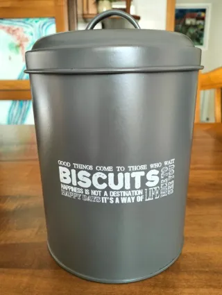 Porta biscotti in metallo grigio antracite.