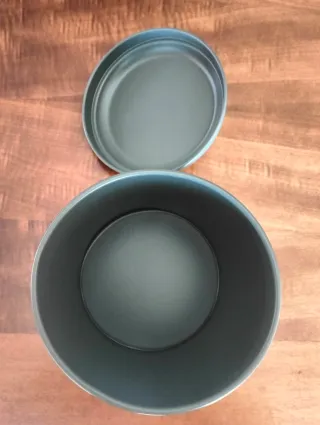 Porta biscotti in metallo grigio antracite.