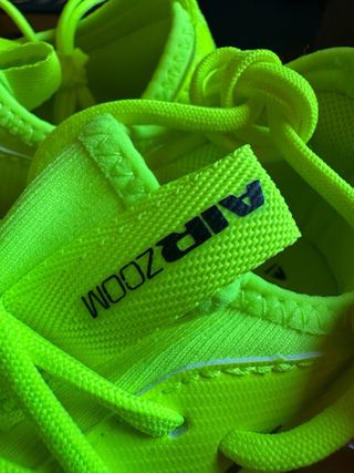 Botas fútbol Nike niño T.33 Neón