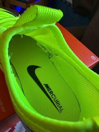 Botas fútbol Nike niño T.33 Neón