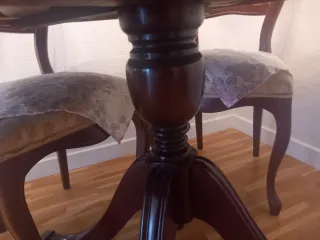 Mesa redonda extensible de madera impecable