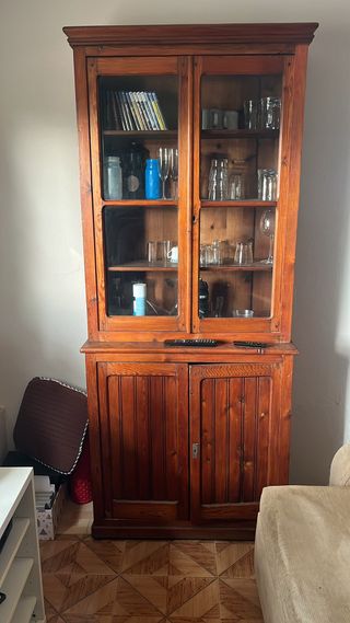 Alacena antigua de madera y cristal