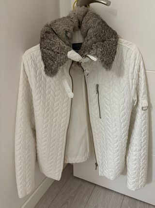 Anorak blanco con cuello de pelo natural