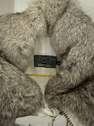 Anorak blanco con cuello de pelo natural