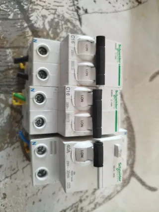 Interruptores Schneider Electric (3 unidades)
