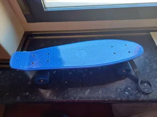 Patinete azul, está nuevo con plastico