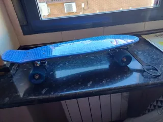 Patinete azul, está nuevo con plastico