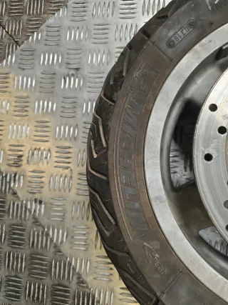 Llanta completa 130/70-12 usada Piaggio Evo