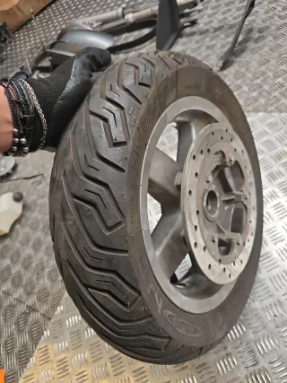 Llanta completa 130/70-12 usada Piaggio Evo