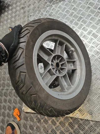 Llanta completa 130/70-12 usada Piaggio Evo